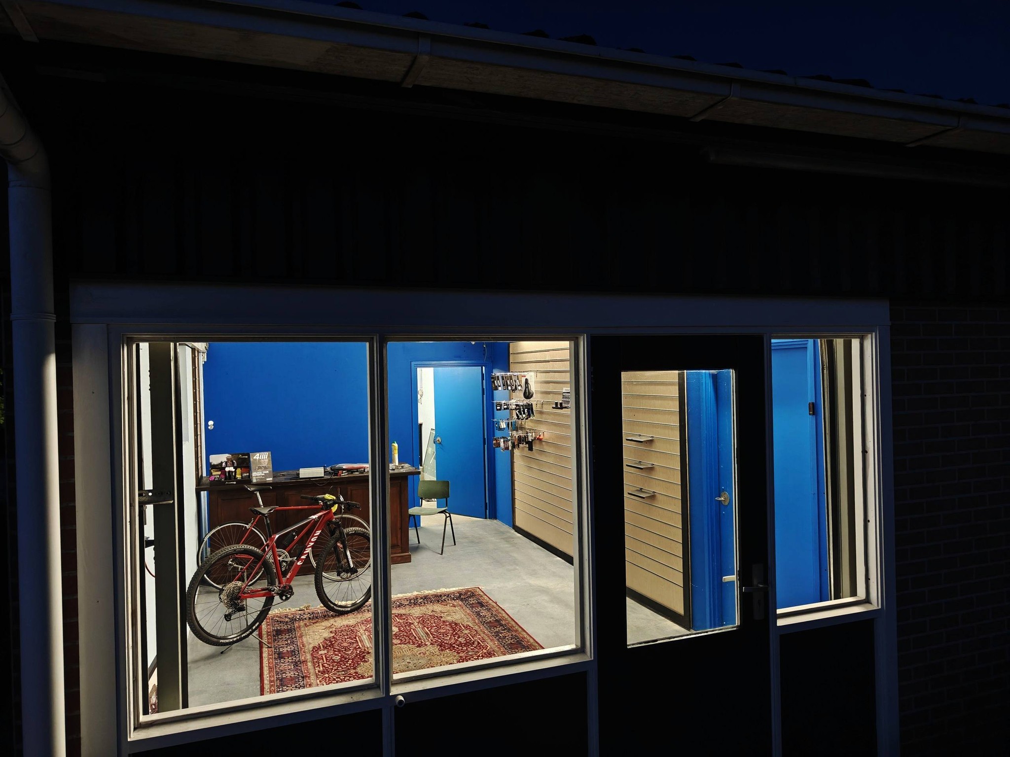 Fietsen showroom met nieuwe en tweedehands fietsen